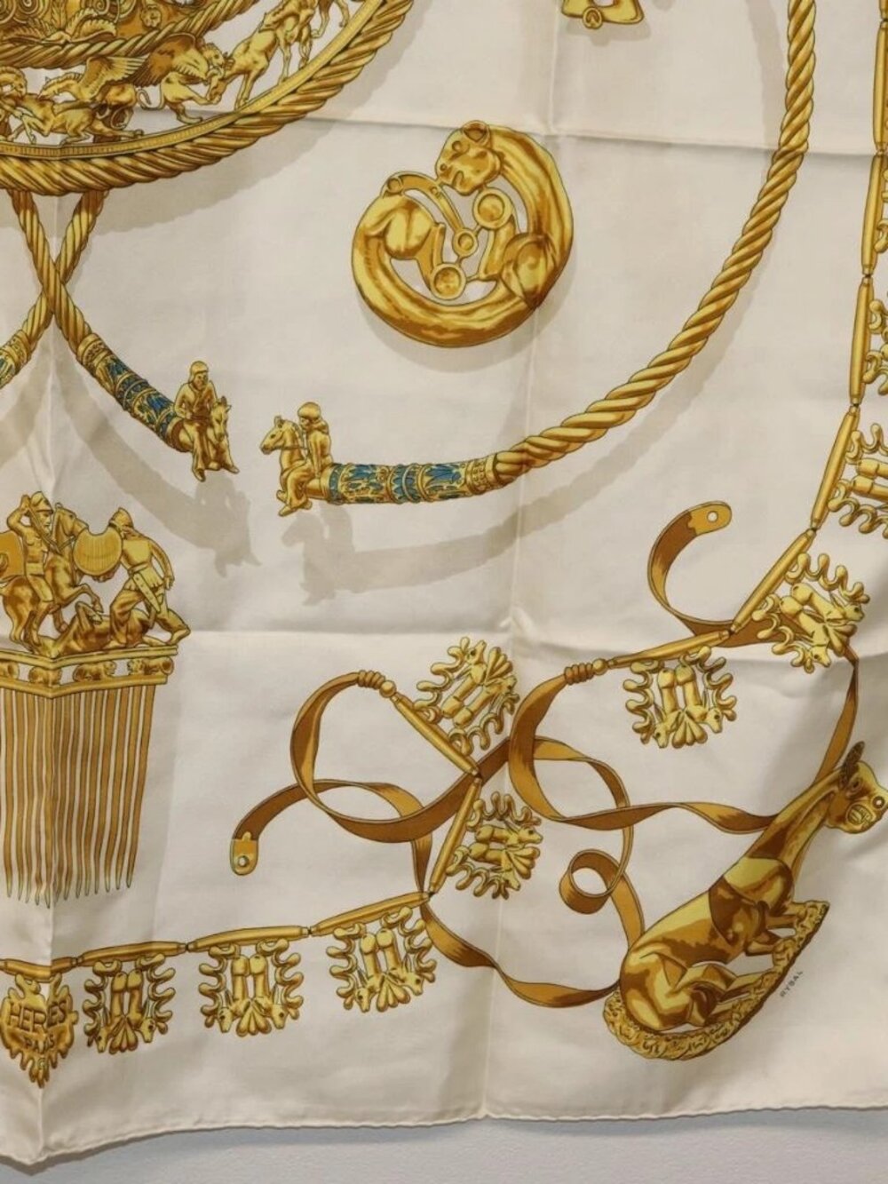 HERMES Carre 90 Scarf ""LES CAVALIERS D'OR"" Silk White Auth 181286 - Picture 5 of 16